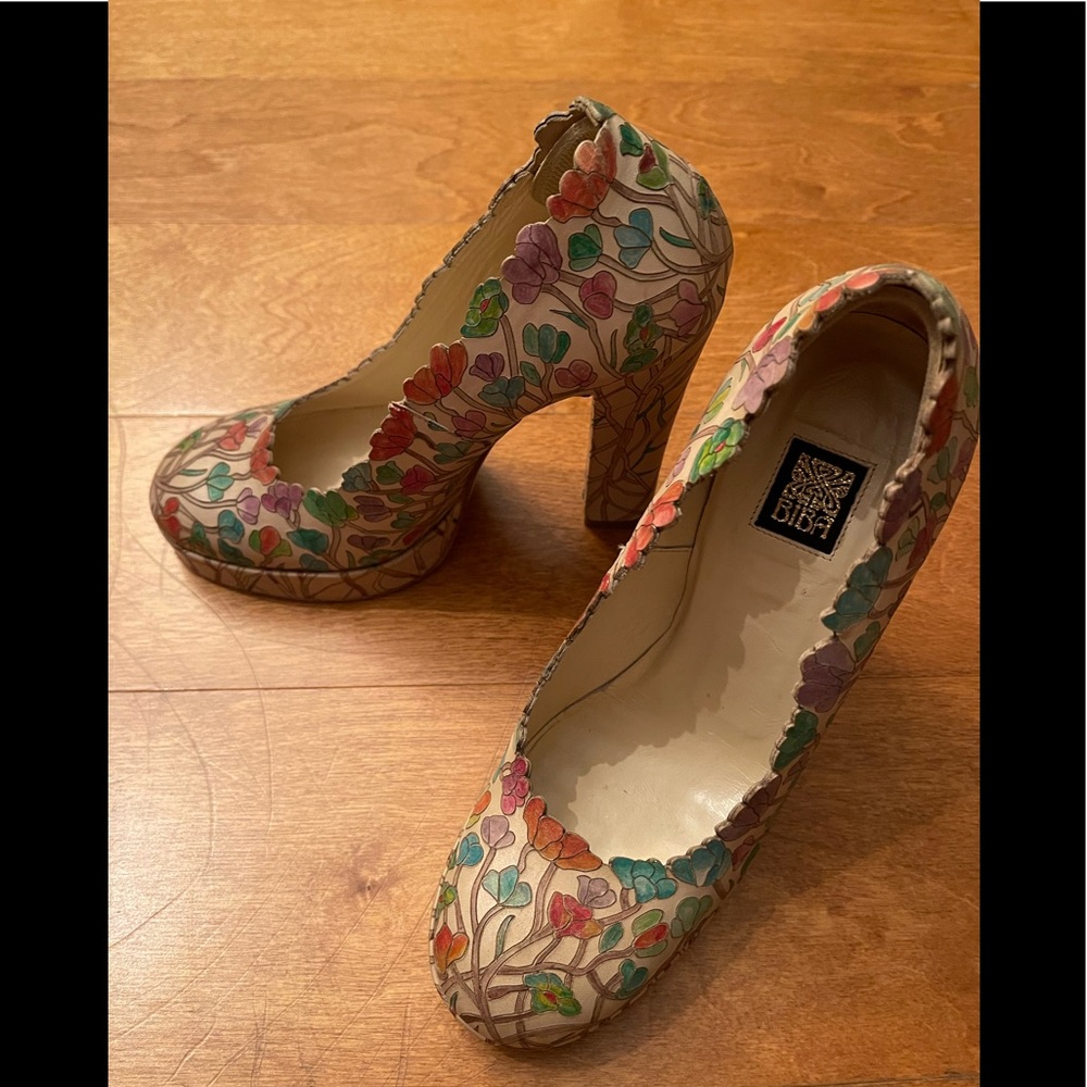 BIBA floral platform heels. EXQUISITE ❣️. Gently worn. Neutral background.